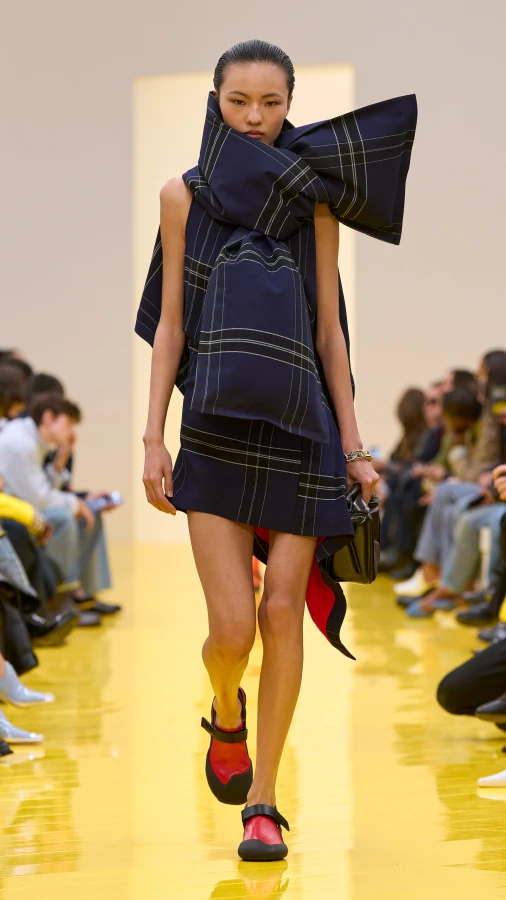 Loewe осінь-зима — 2026/27: як Джек Макколлоу та Лазаро Ернандес переосмислюють стратегію Дому 