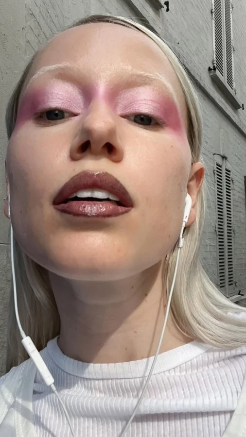 Чому кремові тіні збираються у складці: 5 помилок у макіяжі, які роблять навіть досвідчені