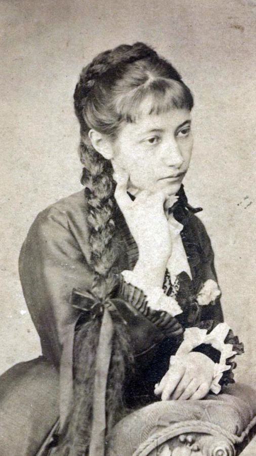 Читаємо уривок автобіографічної книги Уляни Кравченко «Хризантеми»