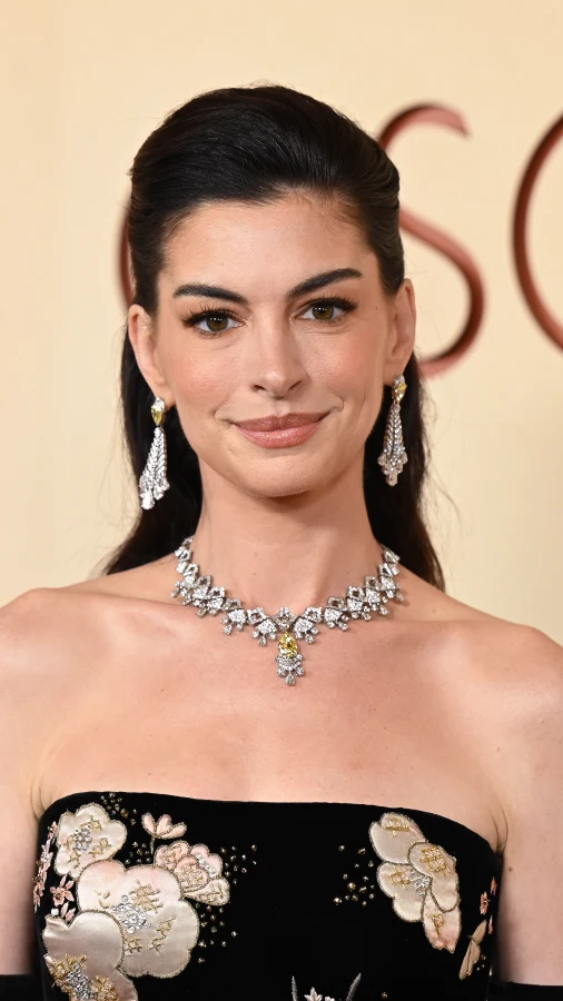 Найкращі образи «Оскар-2026»: від Емми Стоун у Louis Vuitton до Джессі Баклі у Chanel 