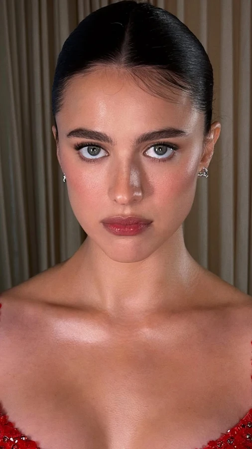 Засмаглий рум’янець — головний мікротренд весни-2026, який замінює контуринг