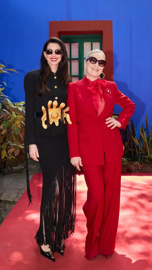 «Диявол носить Prada 2»: які образи обирають Енн Гетевей та Меріл Стріп для промотуру фільму 