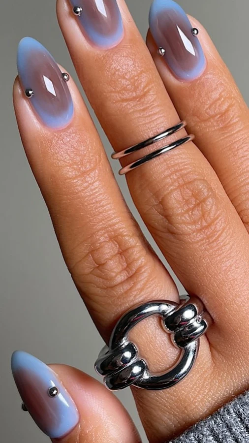 Знайдено поєднання кольорів у манікюрі, яке ідеально пасує до деніму