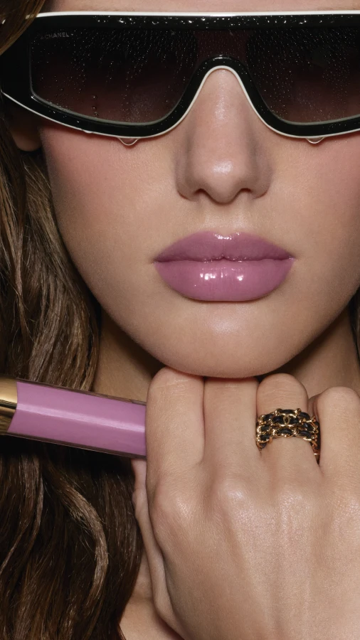 CHANEL представив Rouge Coco Hydra Gloss — новий блиск для губ із дзеркальним сяйвом і доглядовою формулою