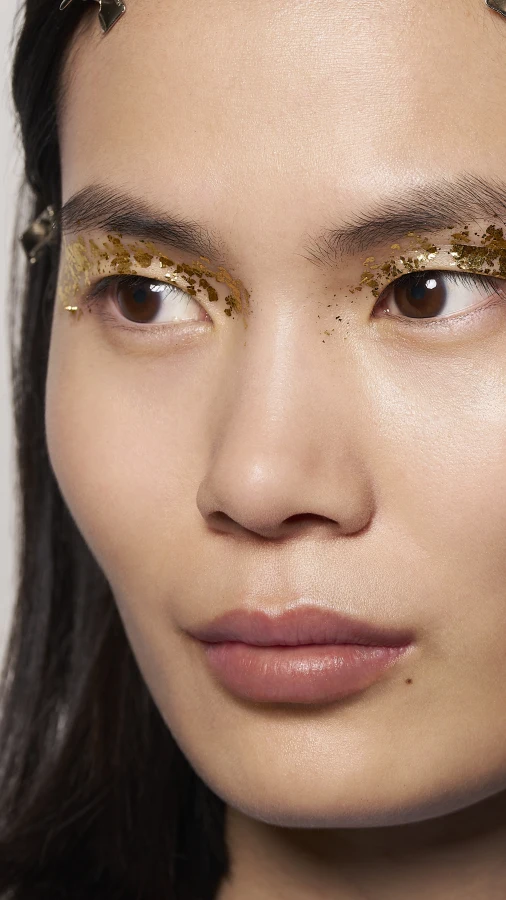 CHANEL розкрив секрет золотого макіяжу з кутюрного показу в Парижі