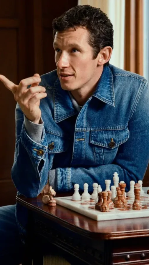 Каллум Тернер грає в шахи із собакою в новій кампанії Louis Vuitton