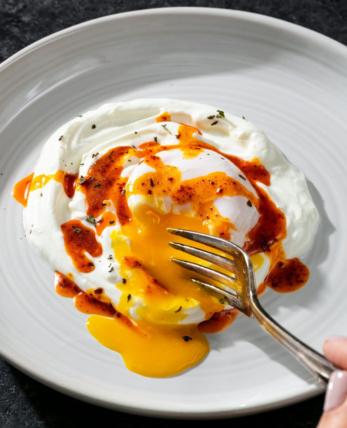 Турецький сніданок — яйця чилбир з часниковим йогуртом і чилі-маслом