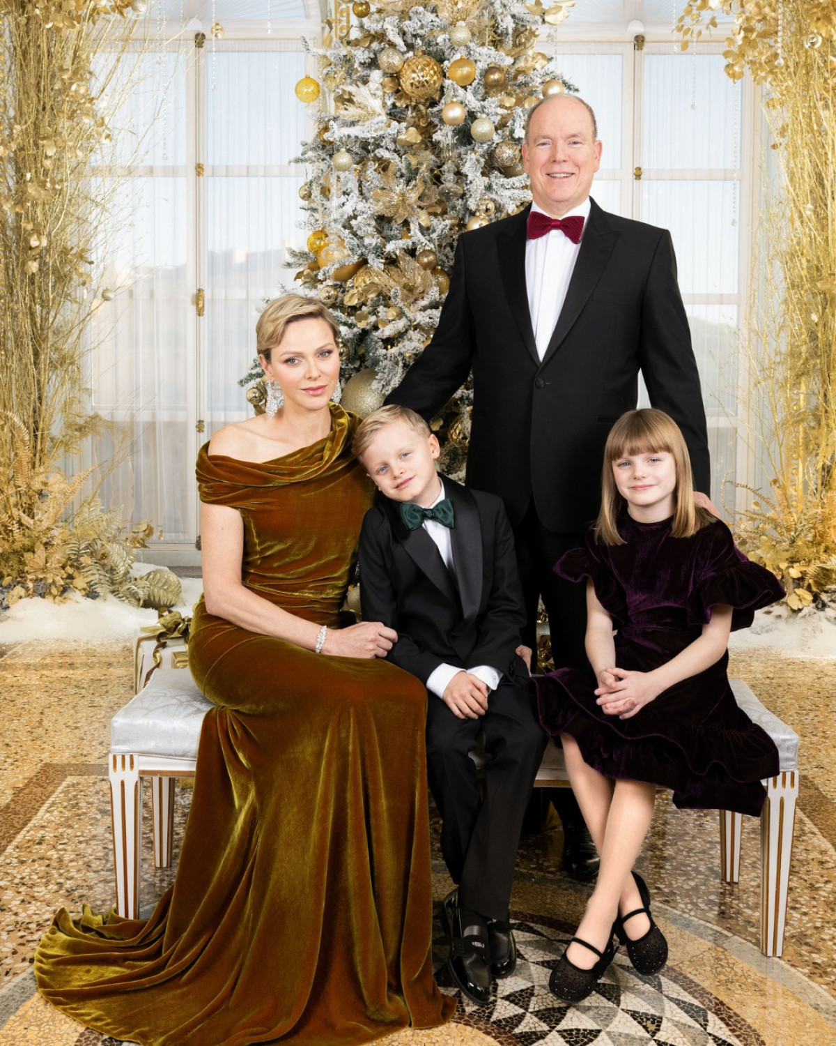 Принц Альбер II і княгиня Шарлен з дітьми фото 