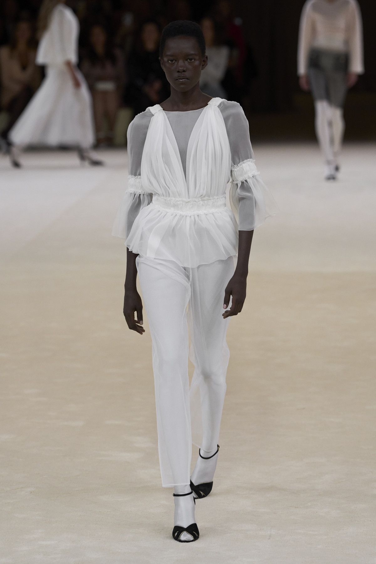 Показ Chanel на Тижні високої моди у Парижі сезону весна-літо — 2024