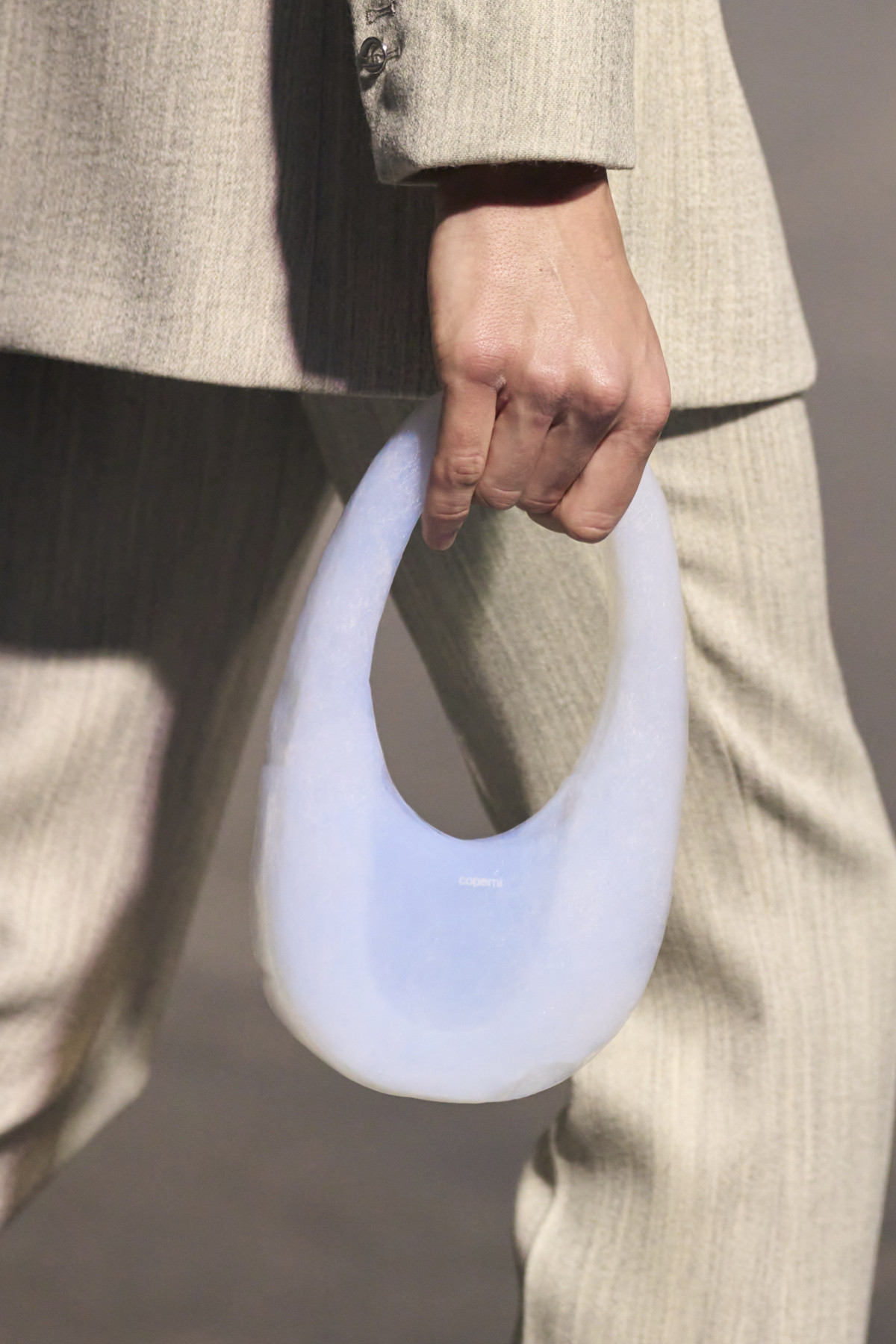 Coperni на Тижні моди у Парижі представив сумку, що на 99% складається з повітря