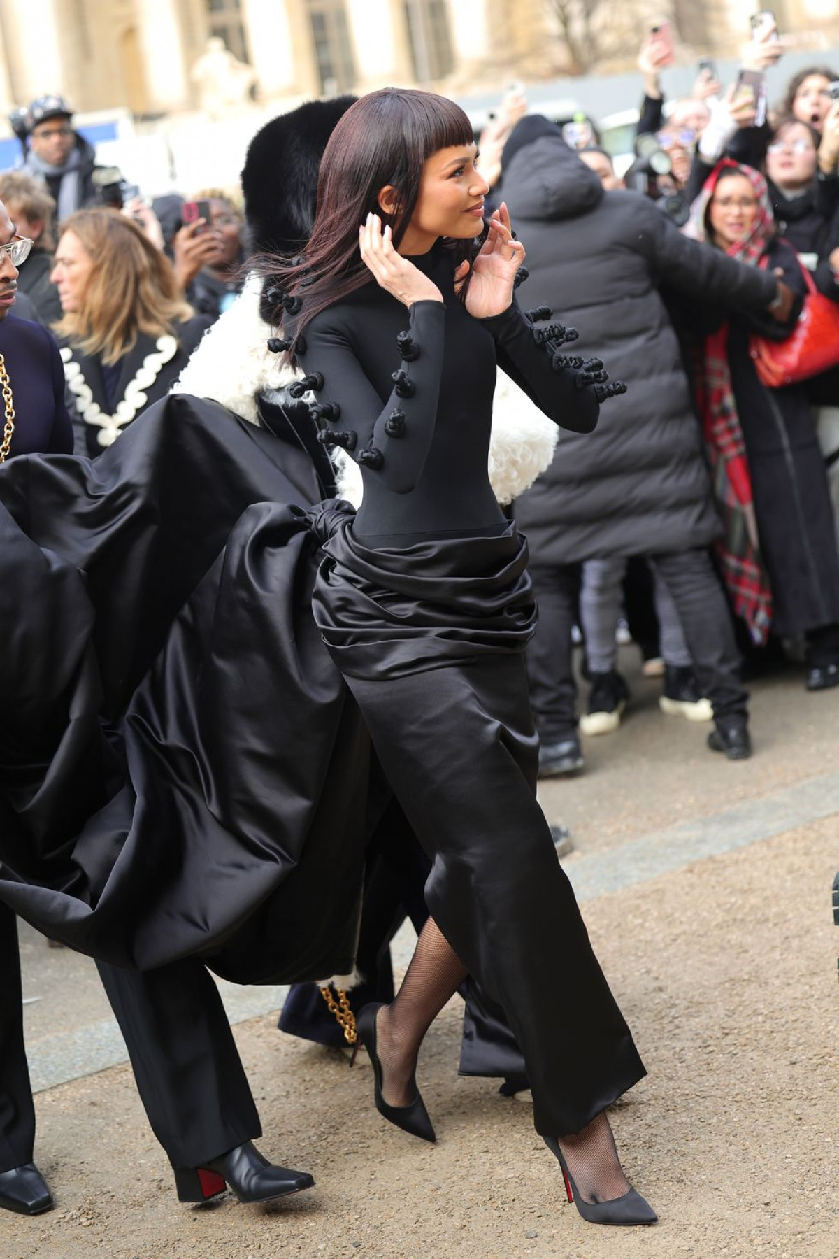 Зендея на Тижні моди в Парижі в приголомшливій чорній сукні