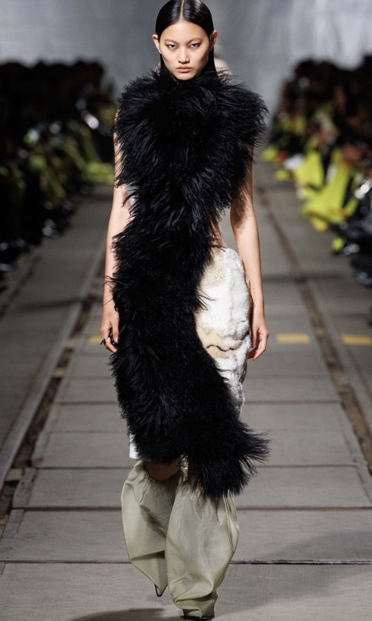 Показ Alexander McQueen колекції осінь-зима — 2024/25 на Тижні моди у Парижі 