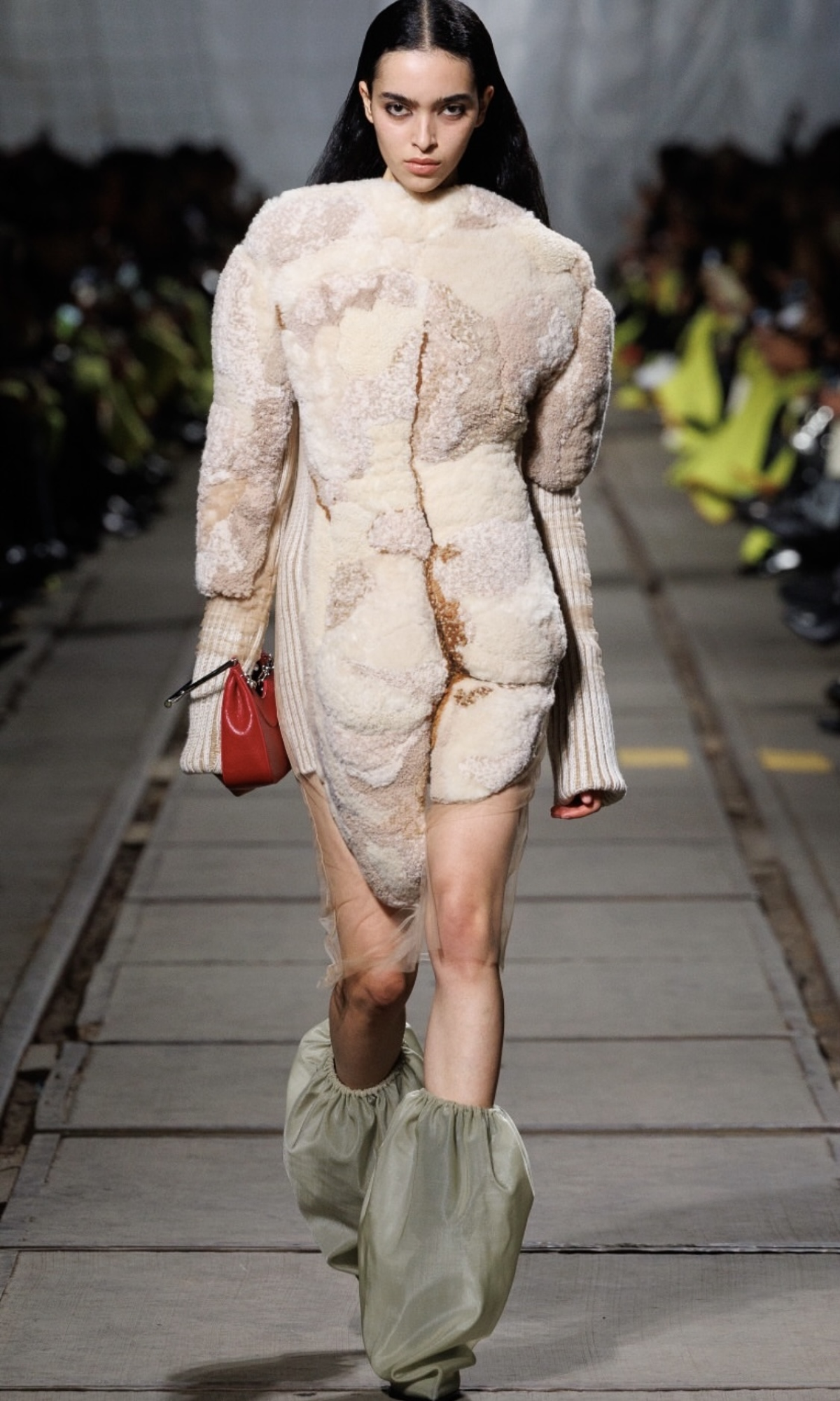 Показ Alexander McQueen колекції осінь-зима — 2024/25 на Тижні моди у Парижі 
