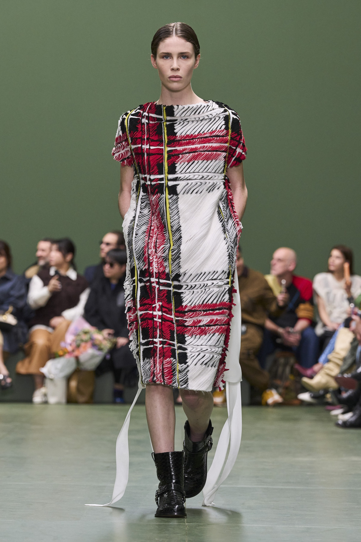 Показ Loewe колекції осінь-зима 2024/25 на Тижні моди у Парижі 