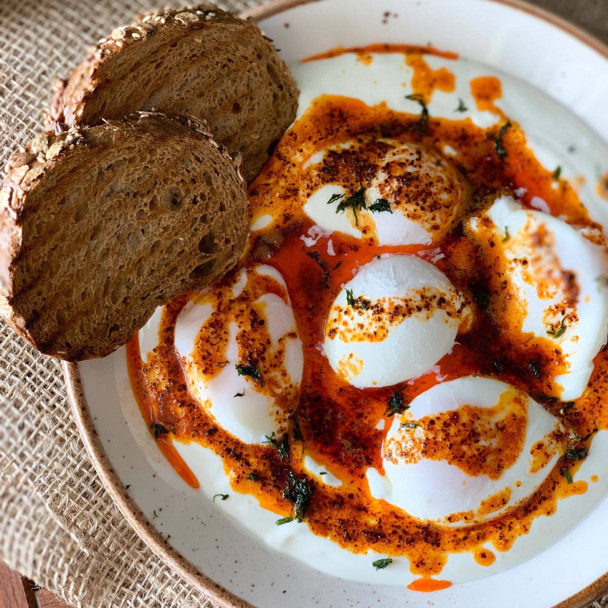 Турецький сніданок — яйця чилбир з часниковим йогуртом і чилі-маслом